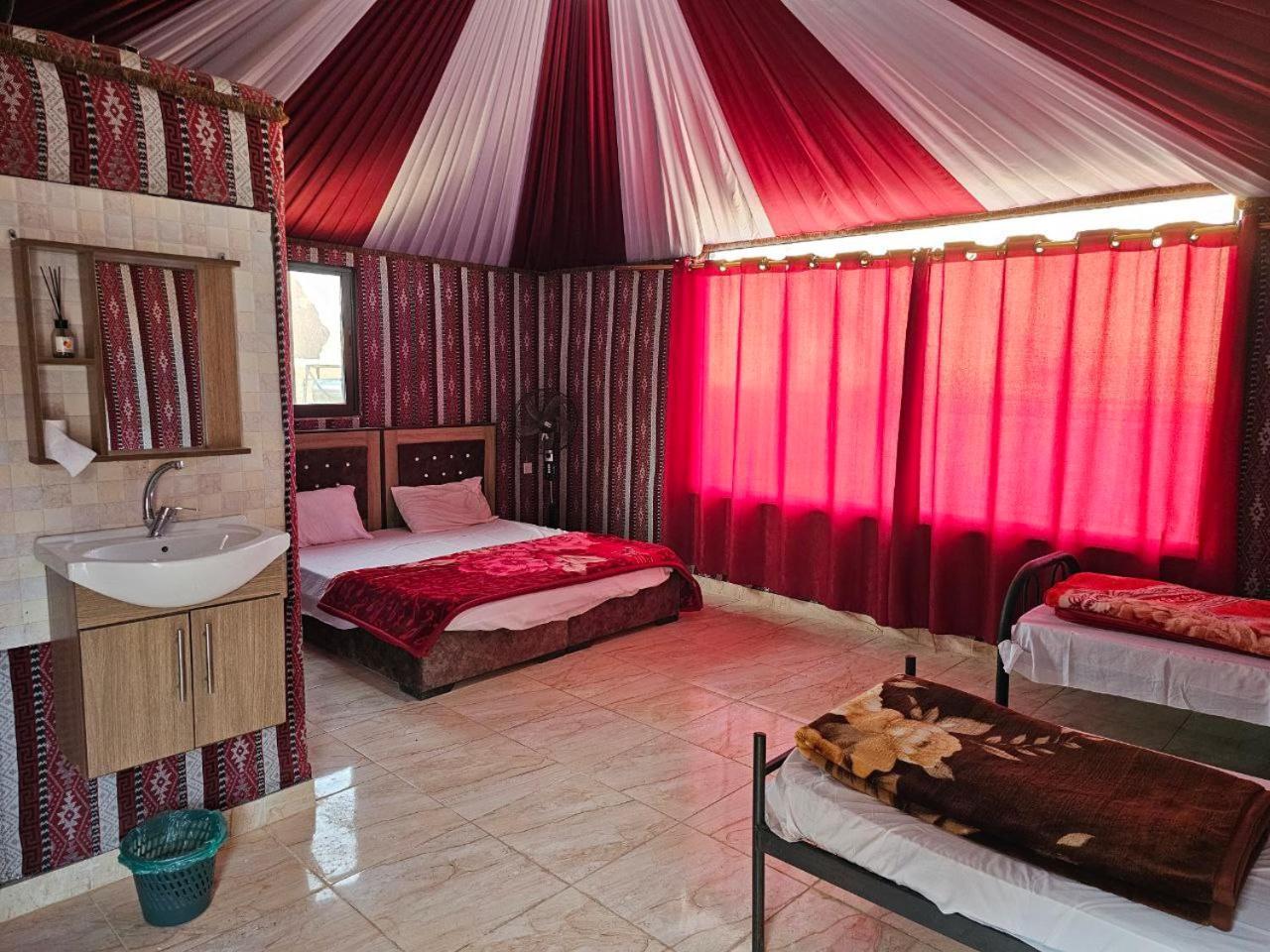 Bed and Breakfast Beduin Star Trail Camp Wadi Rum Exterior foto
